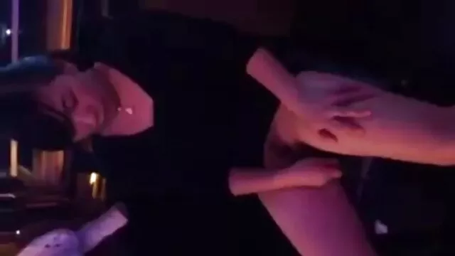 สาวมะเกลือหล่อลื่นลูบไล้ตัวเธอเองเย้ายวนในวิดีโอเดี่ยว วีดีโอ เลีย หี