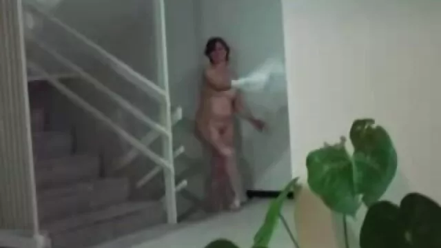 สาวรัสเซียผมบลอนด์ wanks ในห้องครัวจิ้ม twat วีดีโอ หนัง เอ็ ก เปียกของเธอ